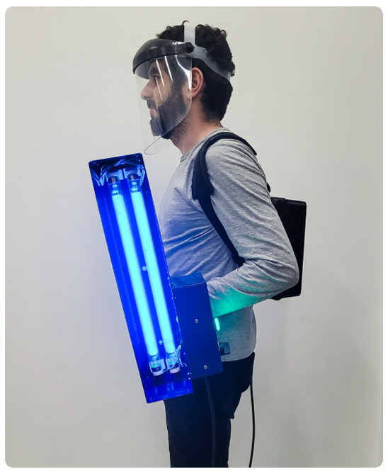 Homem com equipamento UV-C